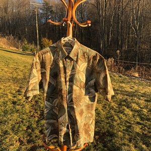 Men’s button down Hawaiian shirt size M